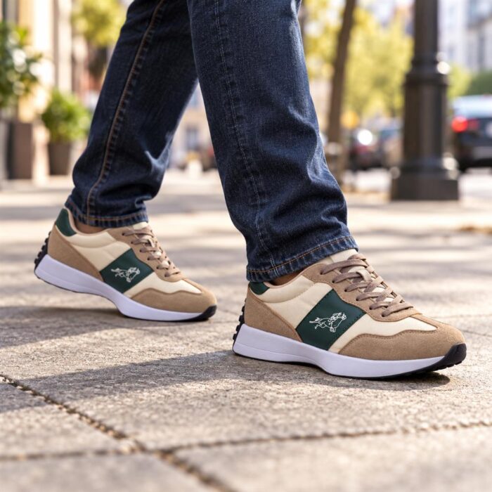 Άντρας με μπεζ Atlanta M-24128-3 sneakers περπατά στον δρόμο