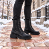 ELshoes 4949001 μαύρα γυναικεία αρβυλάκια φορεμένα σε χειμωνιάτικο φόντο